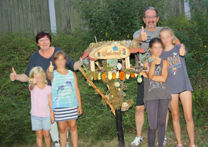 Kinder bauen Vogelfutterhaus für den Natur- und Lehrpfad