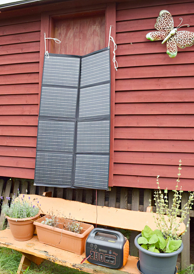 Solarpanel an der Gartenlaube