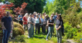 Teilnehmergruppe im Außenbereich der Gartenakademie
