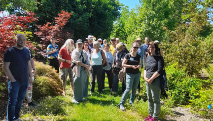 Teilnehmergruppe im Außenbereich der Gartenakademie