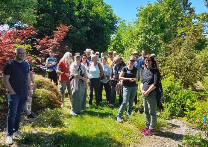 Teilnehmergruppe im Außenbereich der Gartenakademie